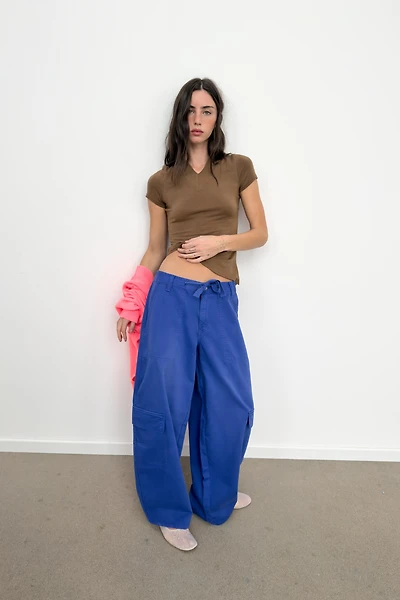 ASYMMETRIC HEM V-NECK T-SHIRT