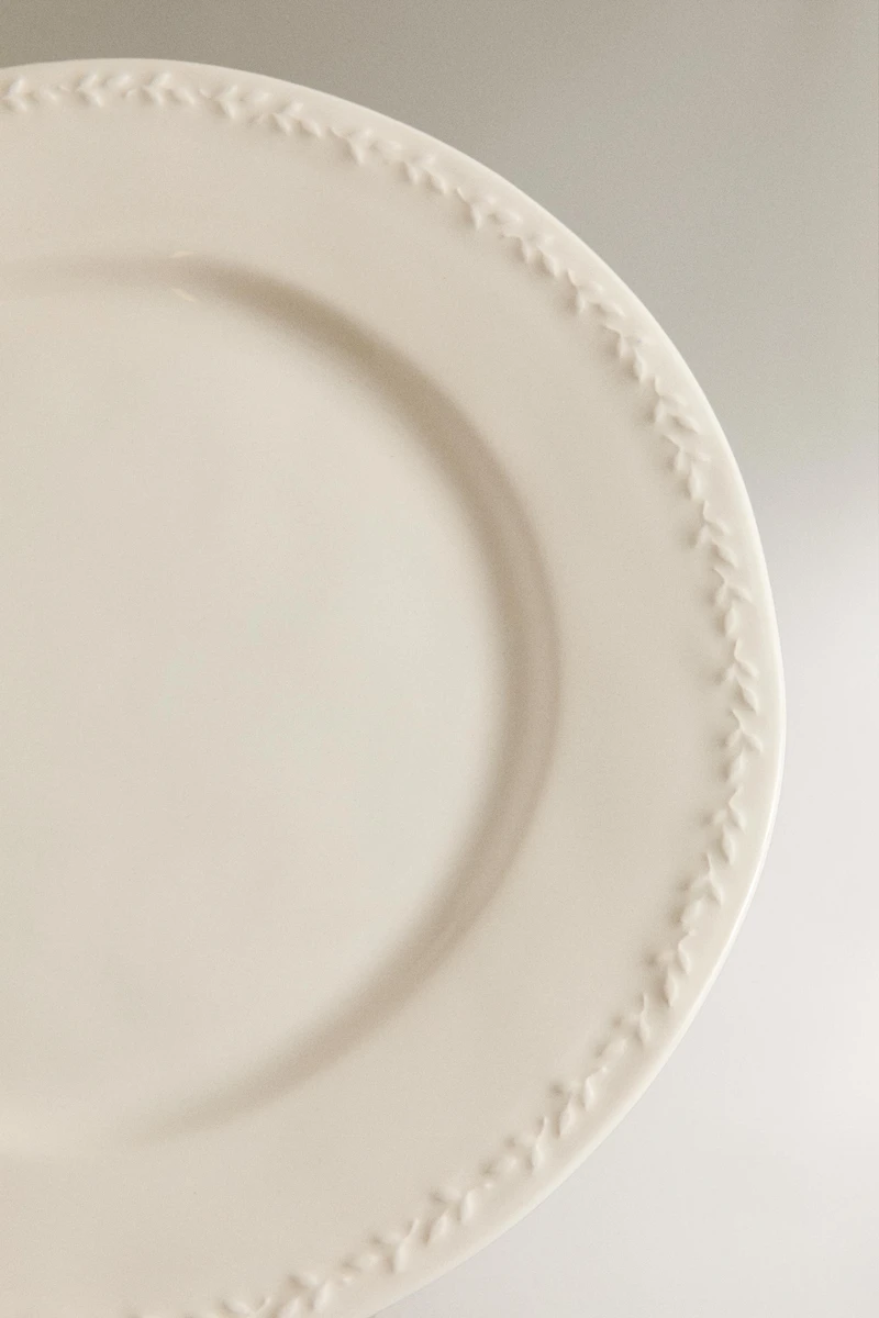 EARTHENWARE DINNER PLATE WITH RAISED RIM DETAIL