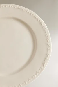 EARTHENWARE DINNER PLATE WITH RAISED RIM DETAIL