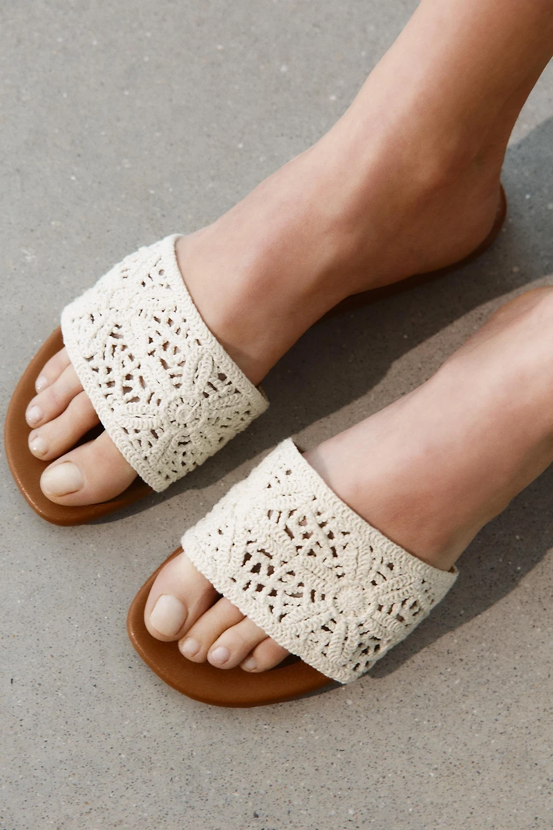 CROCHET FLAT SANDALS