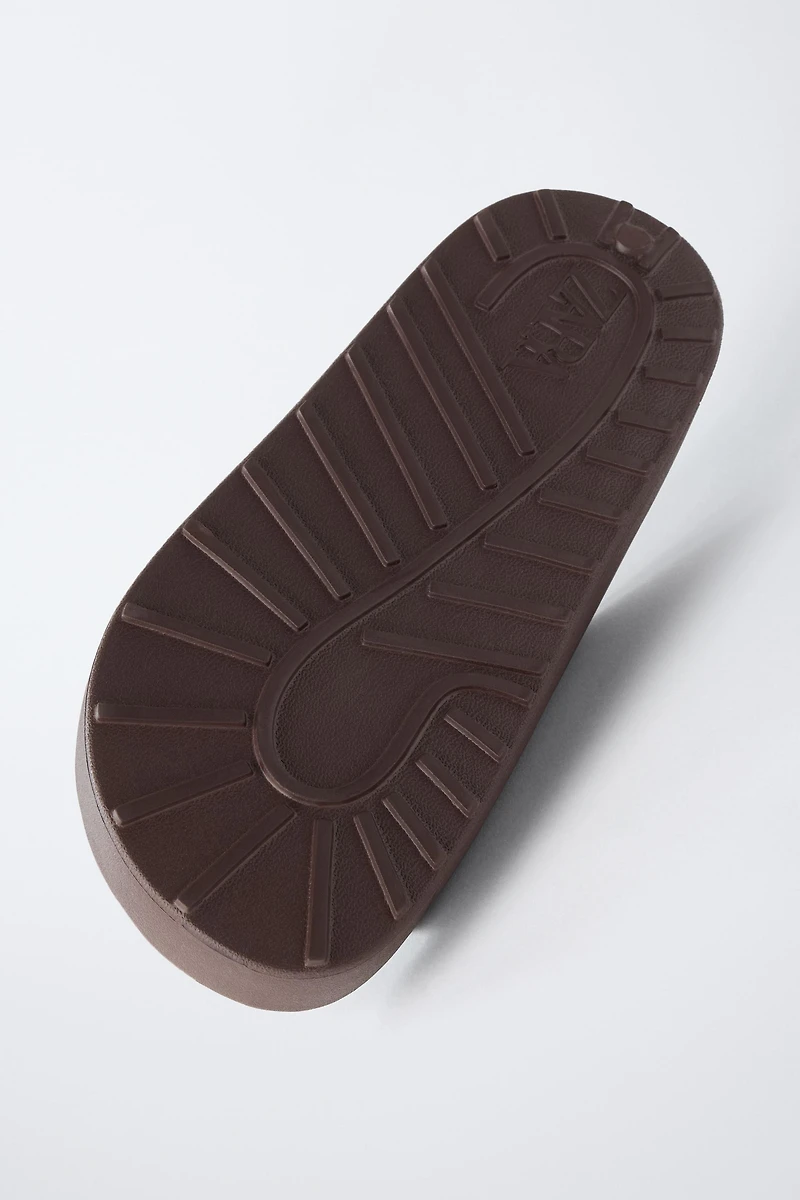 RUBBERIZED BUCKLED SANDALS