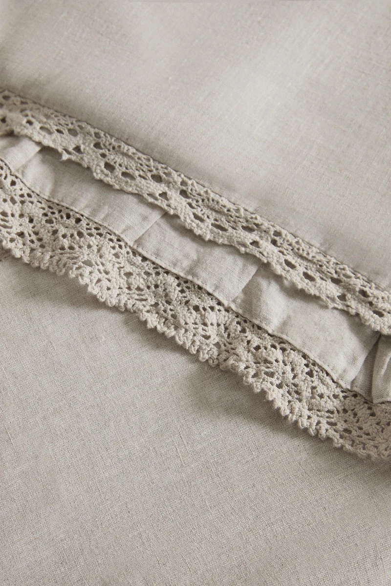 LINEN QUILT WITH A LACE TRIM