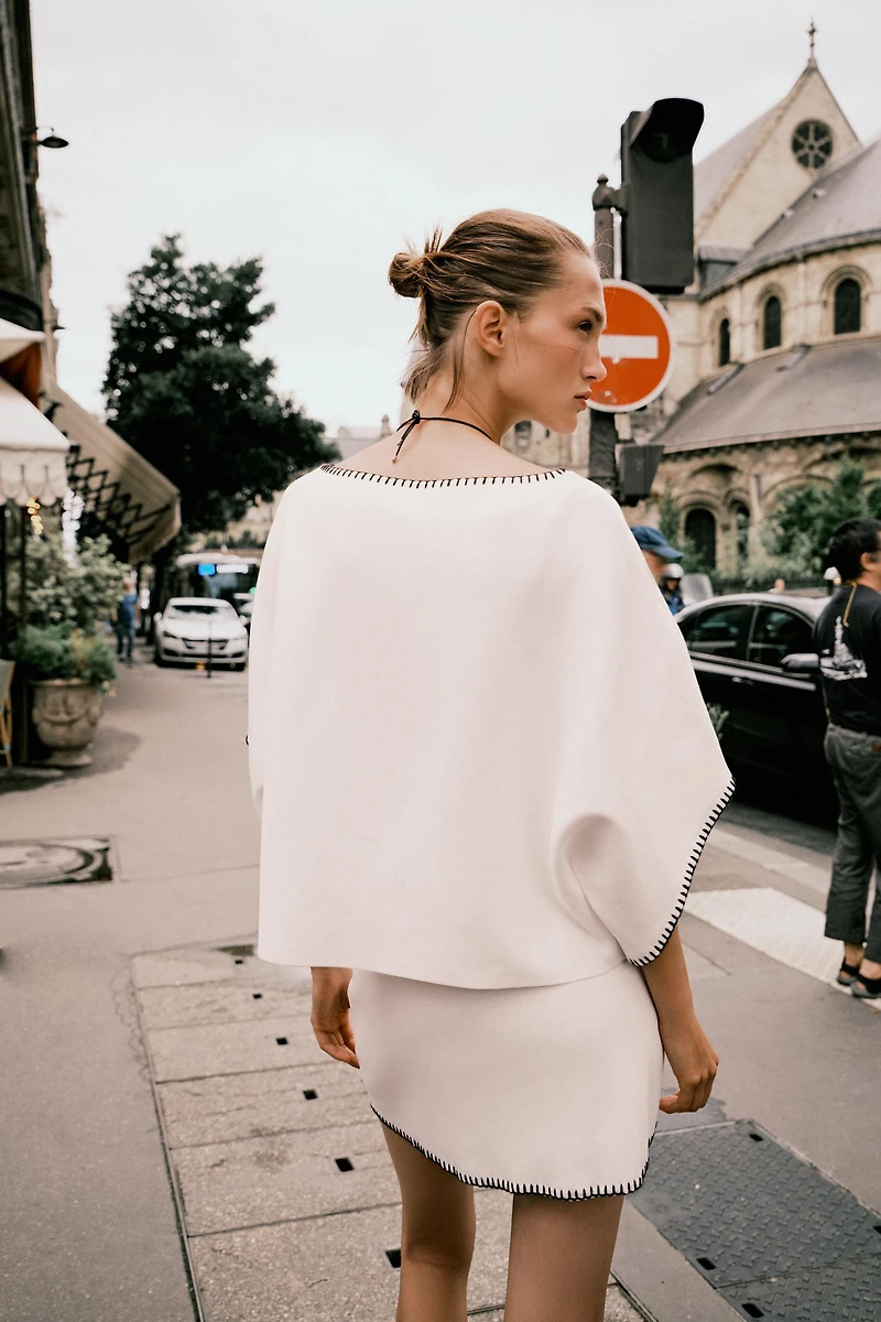 CONTRASTING EMBROIDERED KNIT TOP