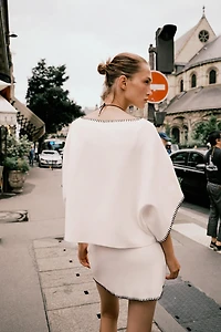 CONTRASTING EMBROIDERED KNIT TOP