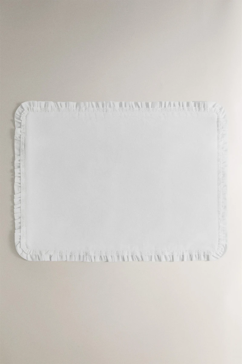 RECTANGULAR PLACEMAT WITH RUFFLE