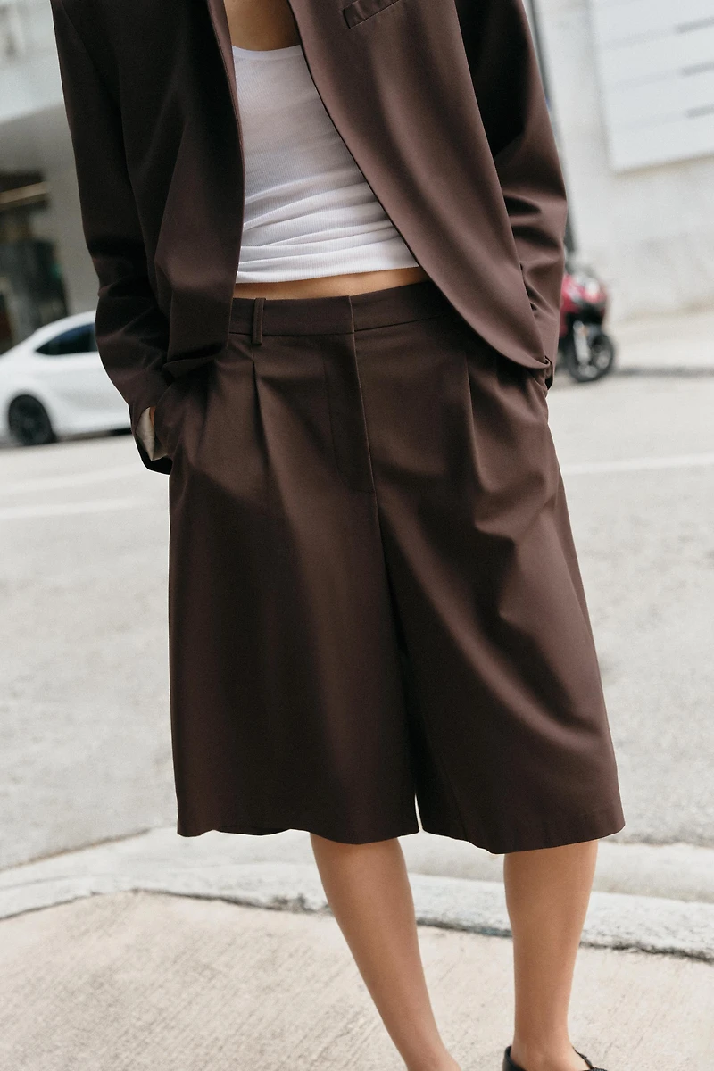 LONG PLEATED SHORTS