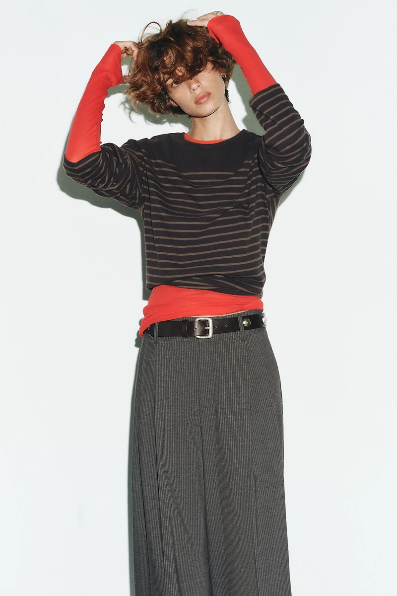 PANTALON À PINCES ET RABATS