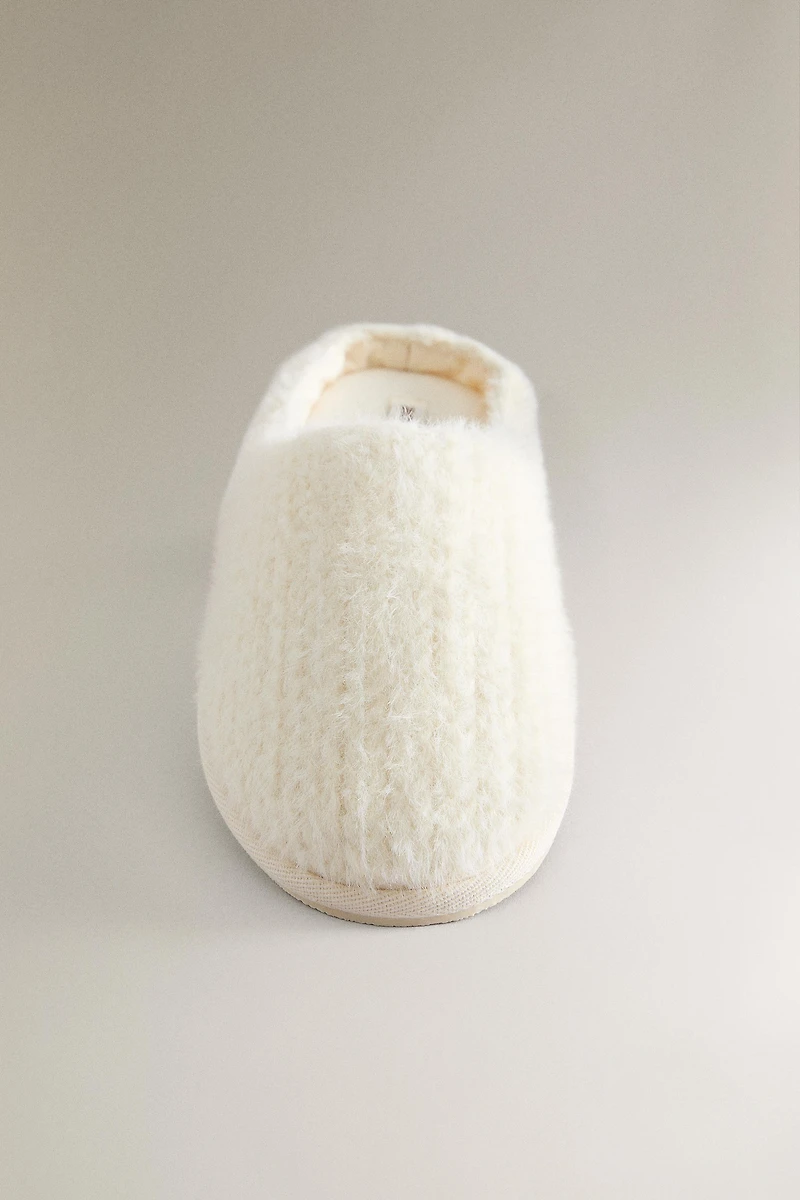 CHAUSSONS FOURRURE DÉTAIL TRESSÉ