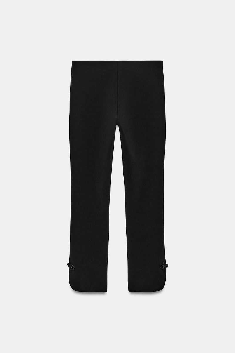 PANTALON CAPRI À PATTES DE BOUTONNAGE