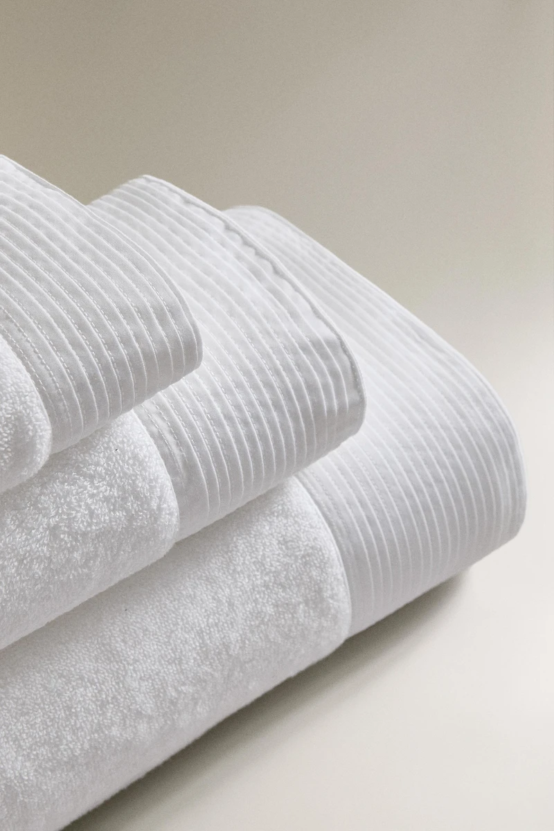 BATH TOWEL WITH BAND APPLIQUÉ