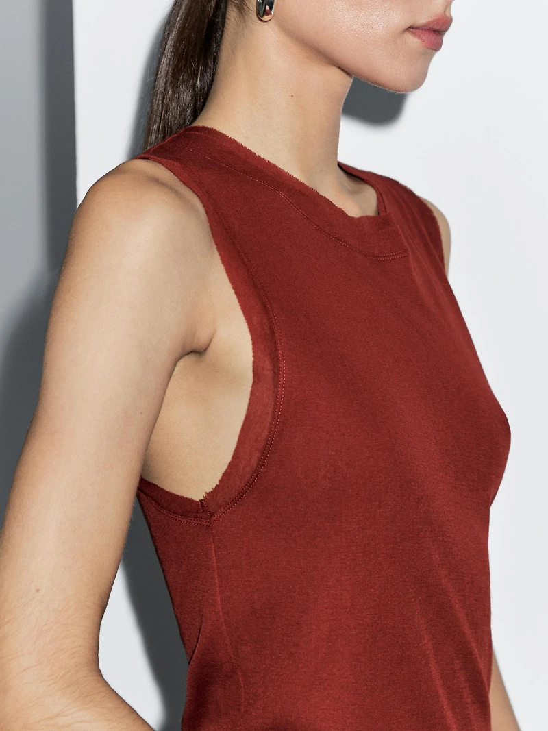 Sleeveless T-shirt with double piping