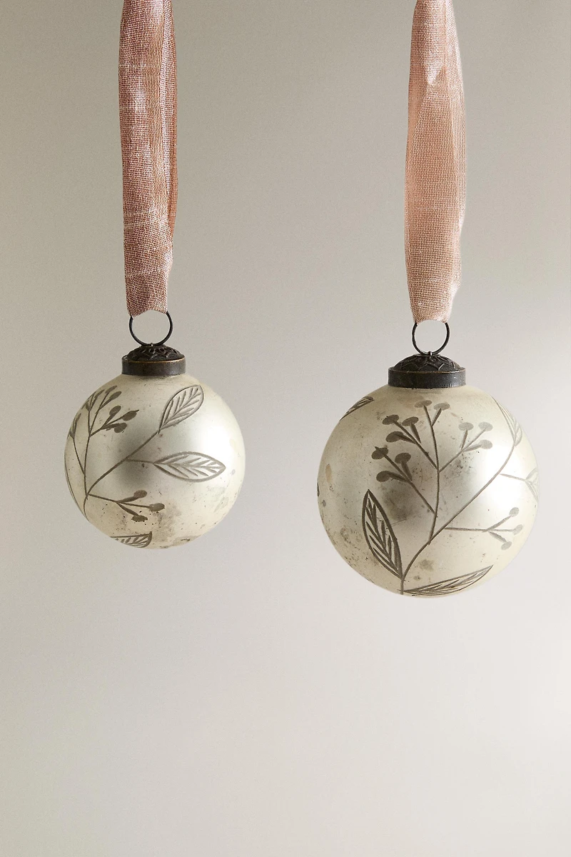 MATTE CHRISTMAS TREE BALL ORNAMENT WITH LEAF DETAILS
