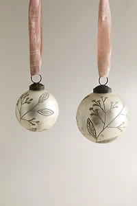 MATTE CHRISTMAS TREE BALL ORNAMENT WITH LEAF DETAILS