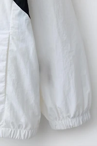 LIGHTWEIGHT TEXT RAINCOAT
