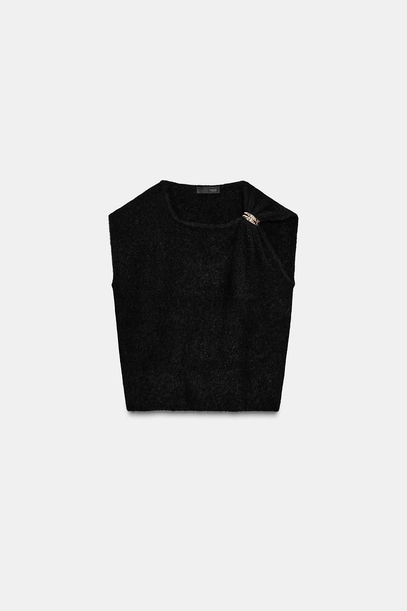 SLEEVELESS KNIT JUMPER WITH BROOCH