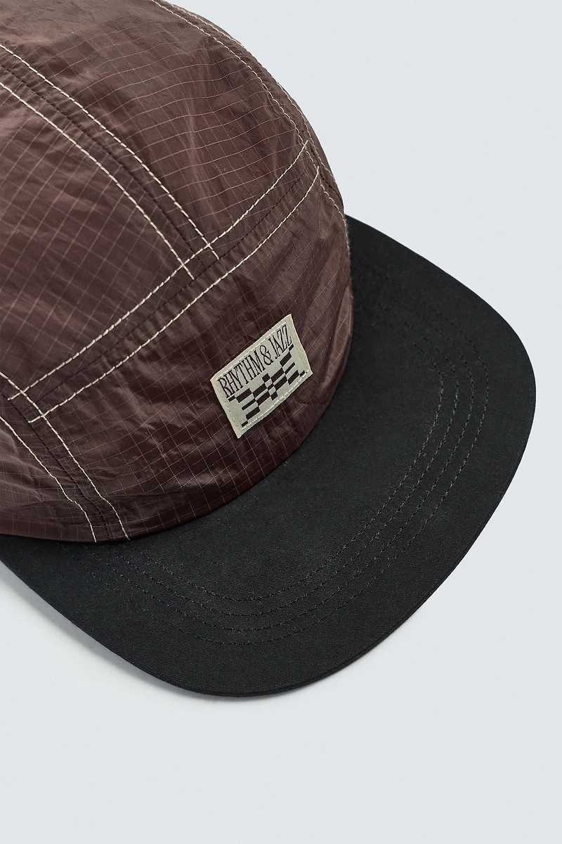 CASQUETTE À VISIÈRE PLATE AVEC PIÈCE