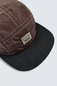 CASQUETTE À VISIÈRE PLATE AVEC PIÈCE