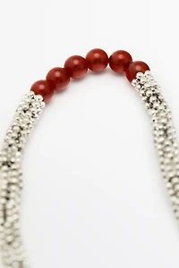 Collier à perles contrastantes