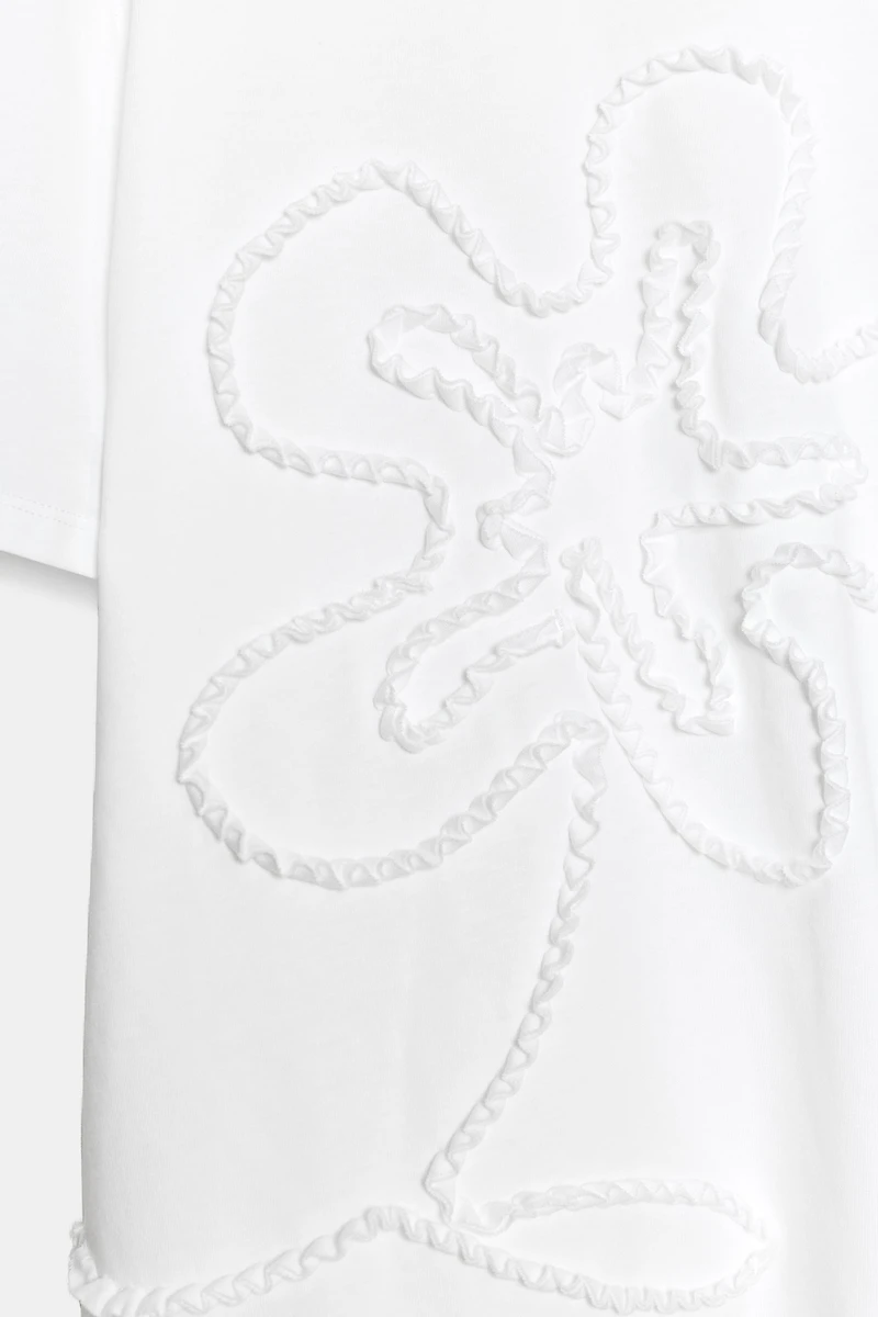 T-SHIRT À FLEUR EN RELIEF