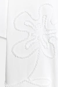 T-SHIRT À FLEUR EN RELIEF