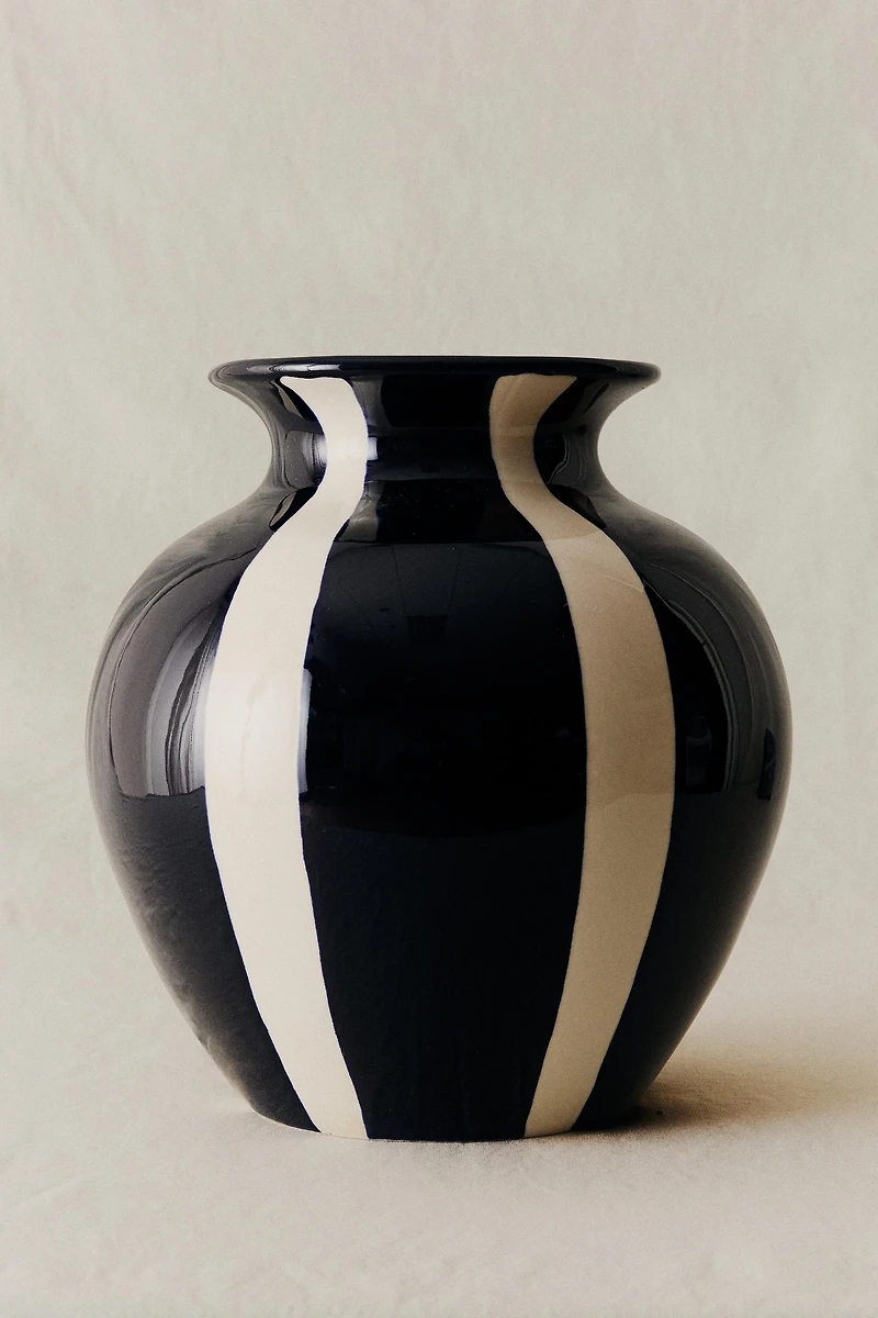 ROUND DECORATIVE CERAMIC VASE