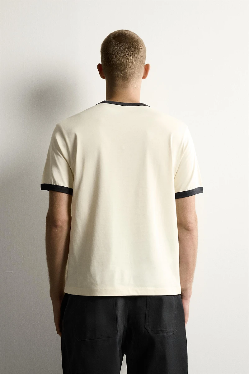 T-SHIRT CÔTELÉ IMPRIMÉ À CONTRASTE
