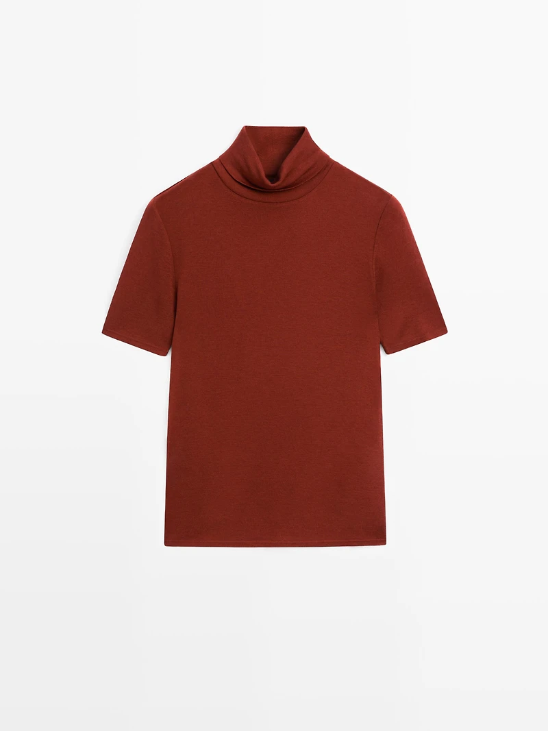 T-shirt à col montant et manches courtes