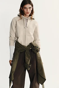 HOODED SWEATSHIRT