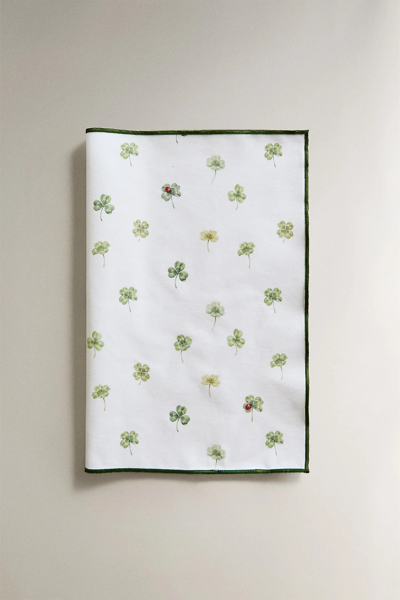 RESIN-COATED CLOVER PLACEMAT