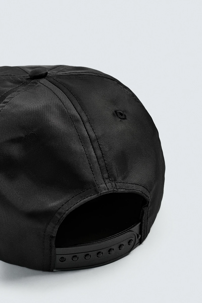 CASQUETTE À VISIÈRE PLATE BRODÉE
