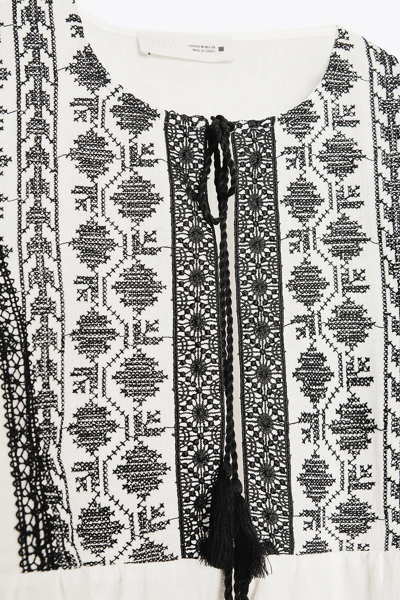 VESTE BRODERIES CONTRASTANTES
