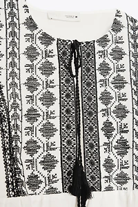 VESTE BRODERIES CONTRASTANTES