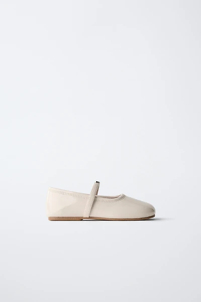 PATENT LEATHER BALLET FLATS WITH HEART DETAIL