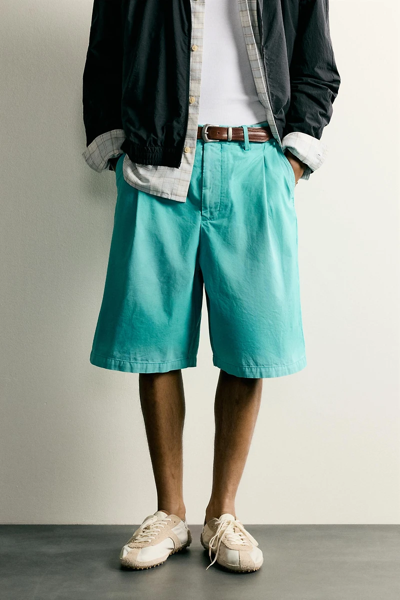 SHORT DÉLAVÉ COUPE RELAXED FIT À PLIS