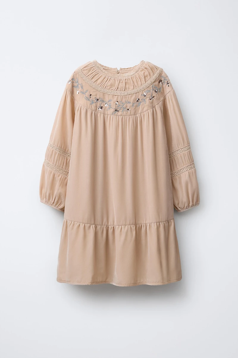 ROBE EN VELOURS À DENTELLE ET PAILLETTES