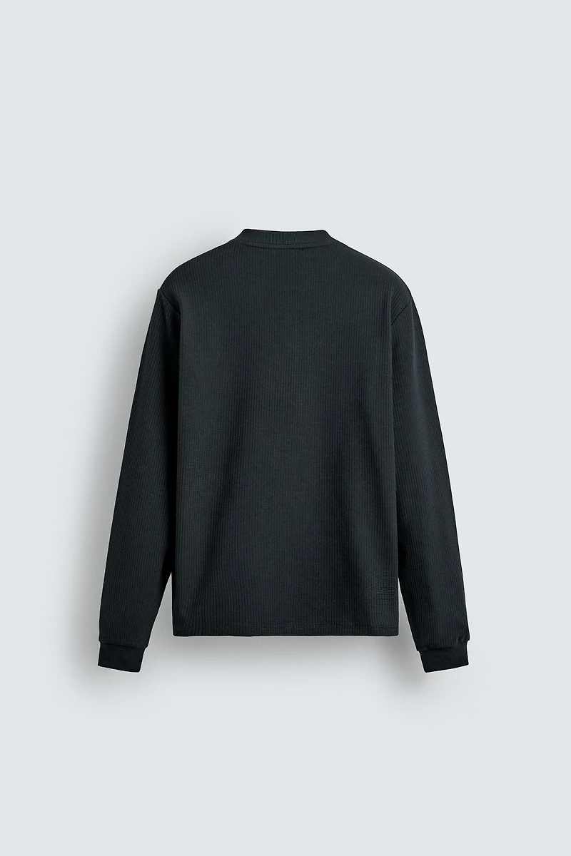 TEXTURED HENLEY COLLAR T-SHIRT