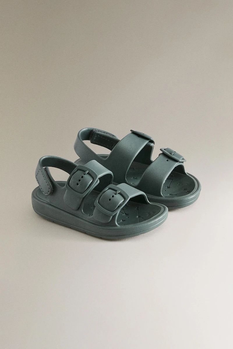 VOLUMINOUS BUCKLED SANDALS