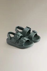 VOLUMINOUS BUCKLED SANDALS