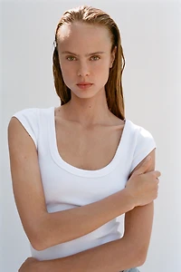SCOOP NECK TOP