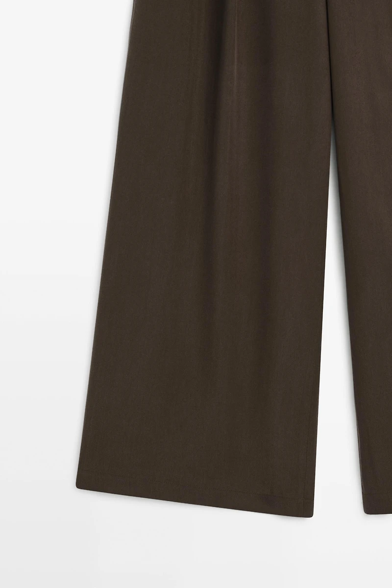 Flowing wide-leg pants with dart detail