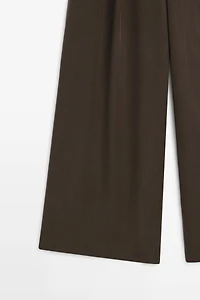 Flowing wide-leg pants with dart detail
