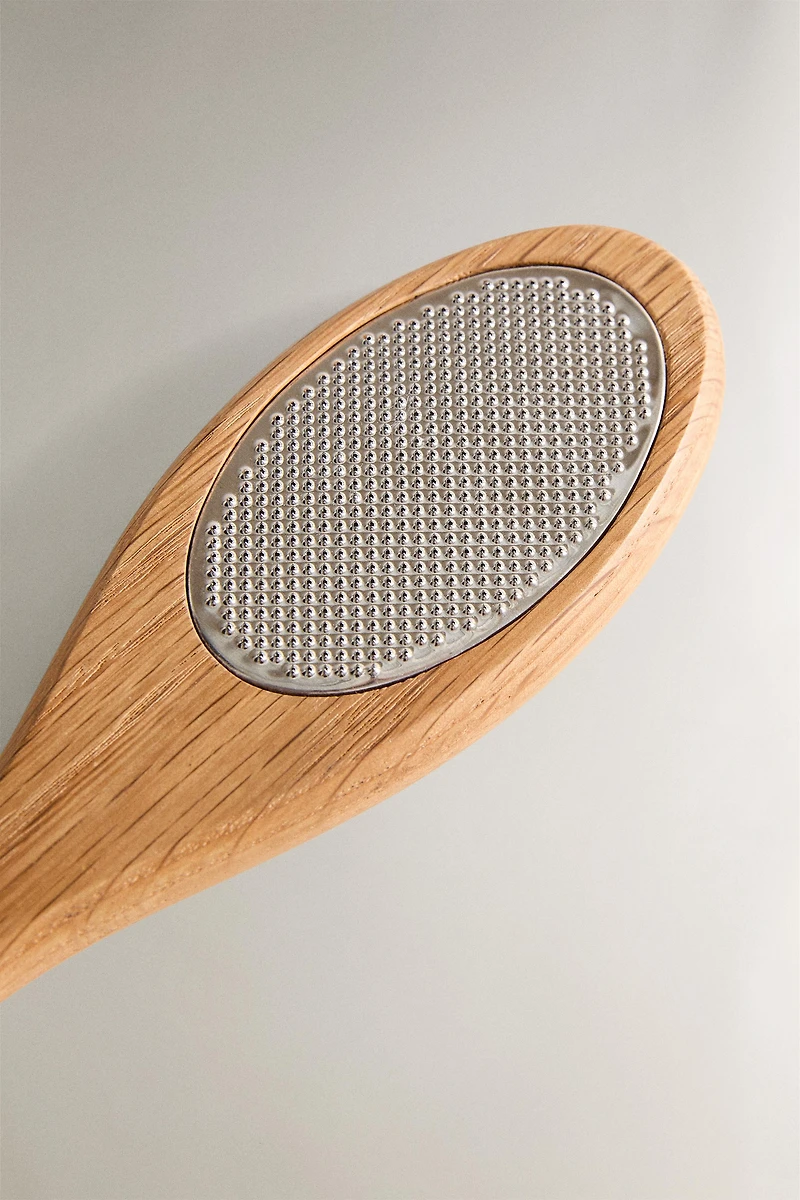 LEGS EXFOLIATING WITH WOODEN HANDLE