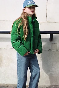 VESTE REMBOURRÉE EN VELOURS CÔTELÉ AVEC INSCRIPTION BRODÉE