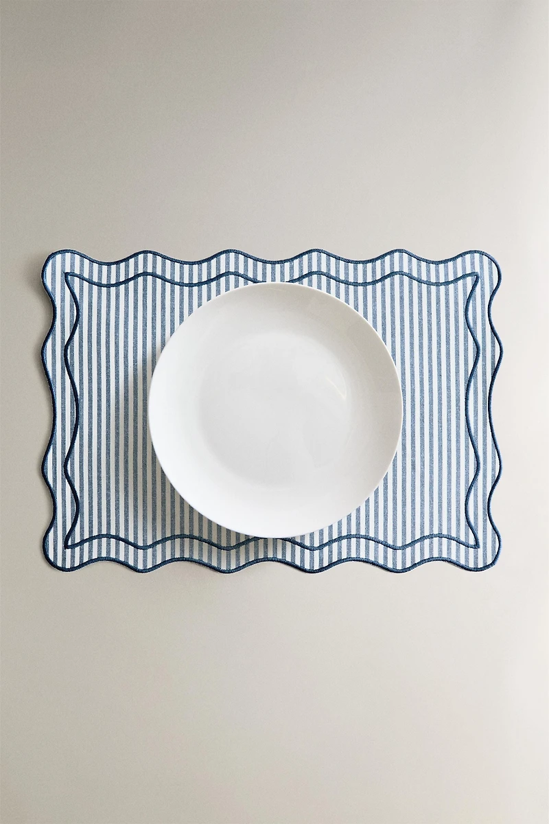 STRIPED SCALLOPED PLACEMAT