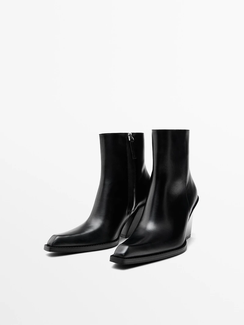 Heeled cowboy boots