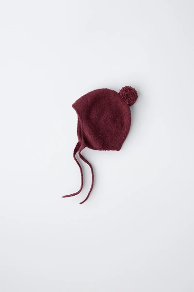 BONNET EN MAILLE AVEC POMPON