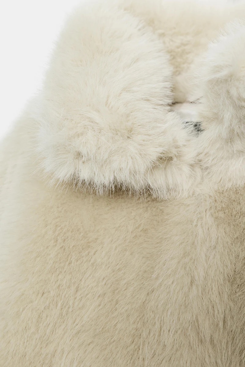 MANTEAU COURT EFFET FOURRURE AVEC BRANDENBOURGS