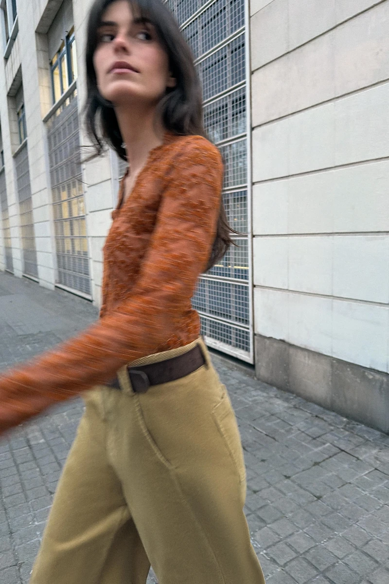TOP EN DENTELLE À BOUTONS