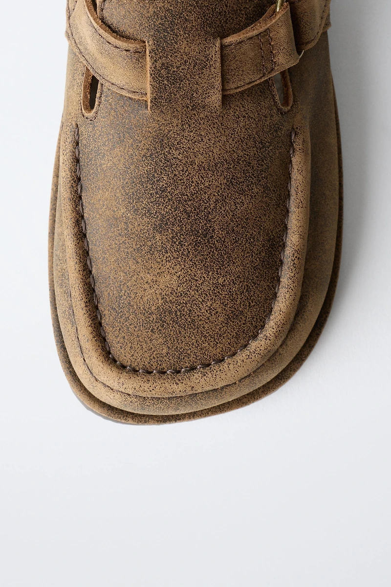 CHAUSSURES EN CUIR À BOUCLE