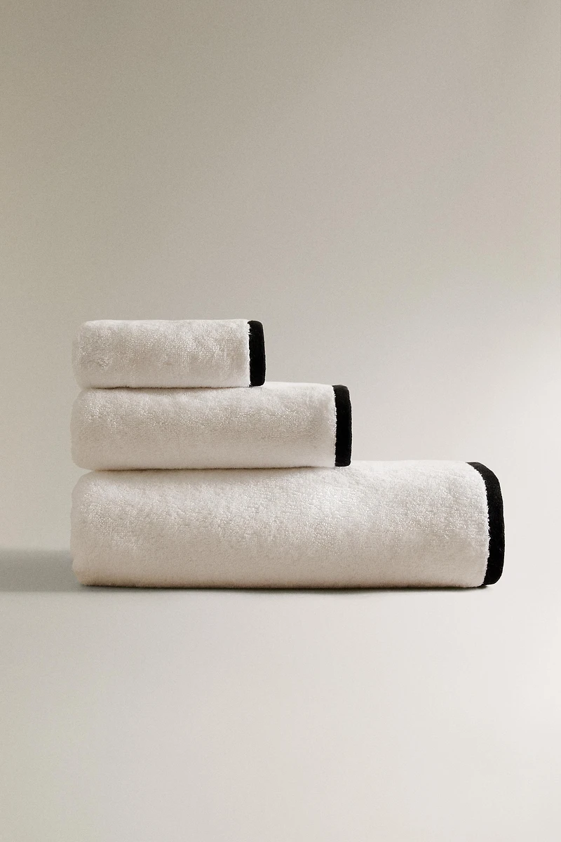 BATH TOWEL WITH CONTRAST BORDER